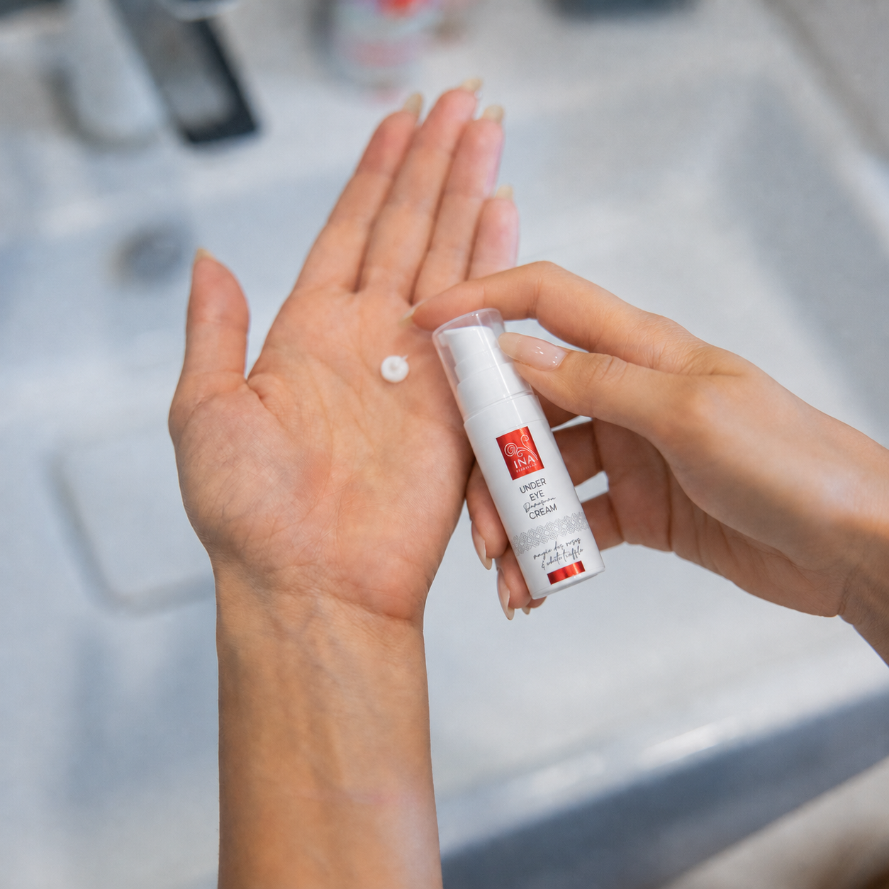 Steg i den korrekta appliceringen av ögonkrämen Rose Eye Lift